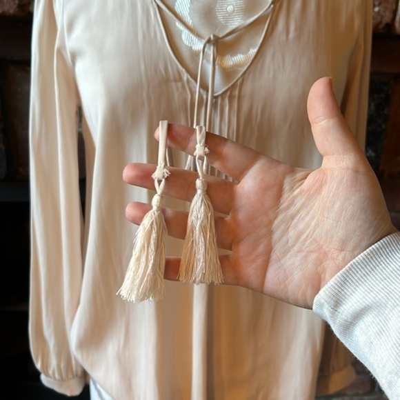 ***WORN TWICE*** ASTR the Label -- Ida Blouse in‎ Vintage Cream - Picture 7 of 10